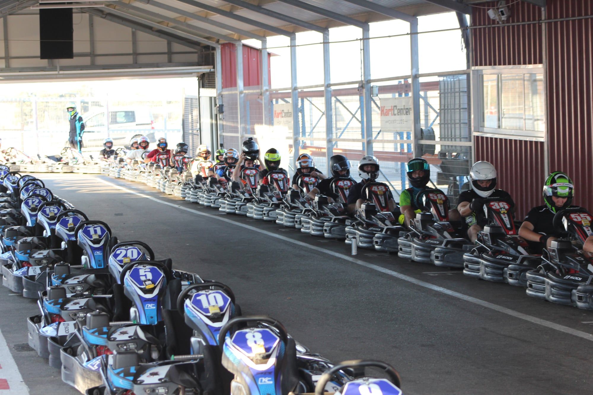 Karts alineados en el pit lane antes de una manga