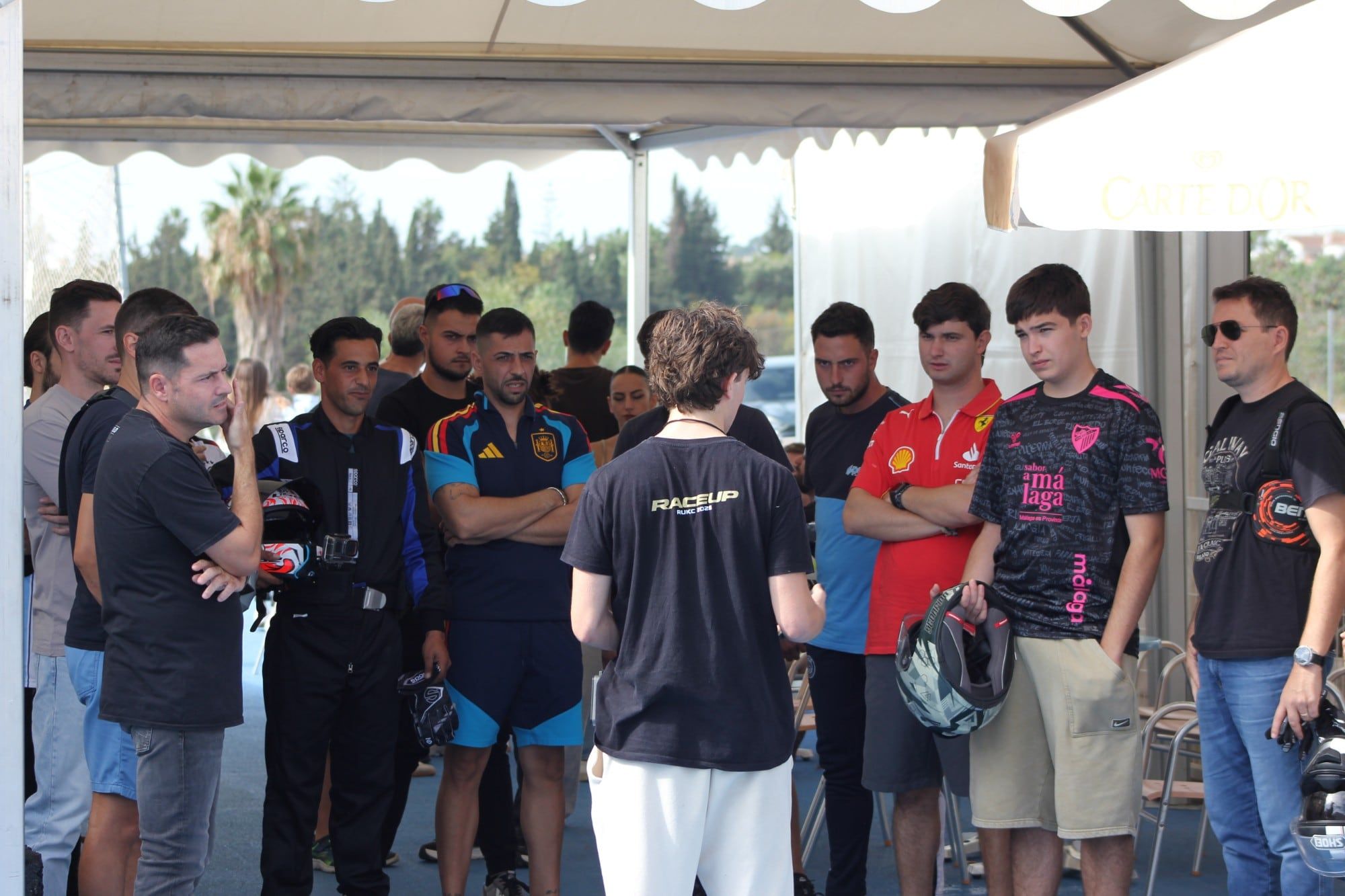 Pilotos atendiendo al briefing antes de salir a pista