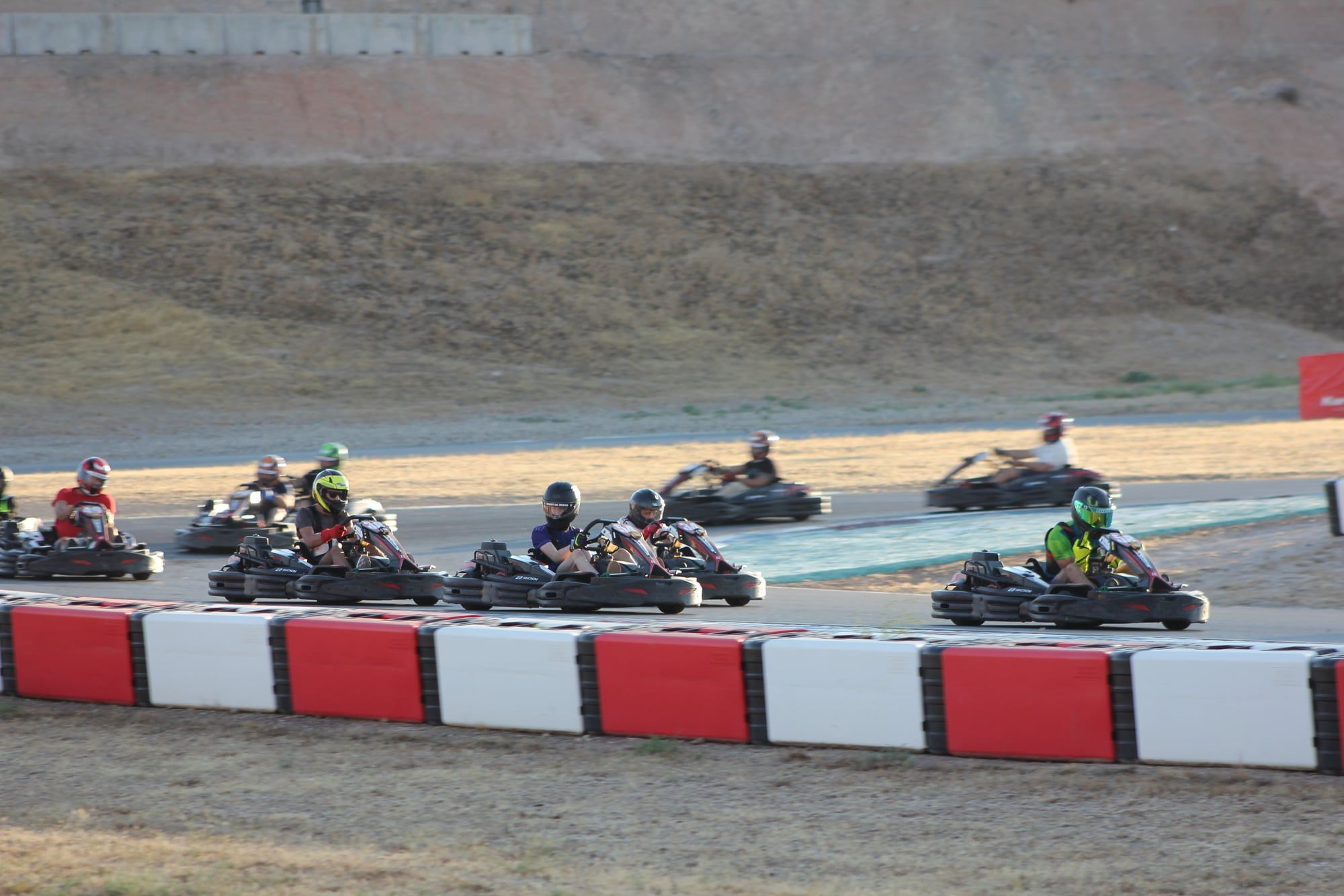 Karts trazando una curva junto a los pianos